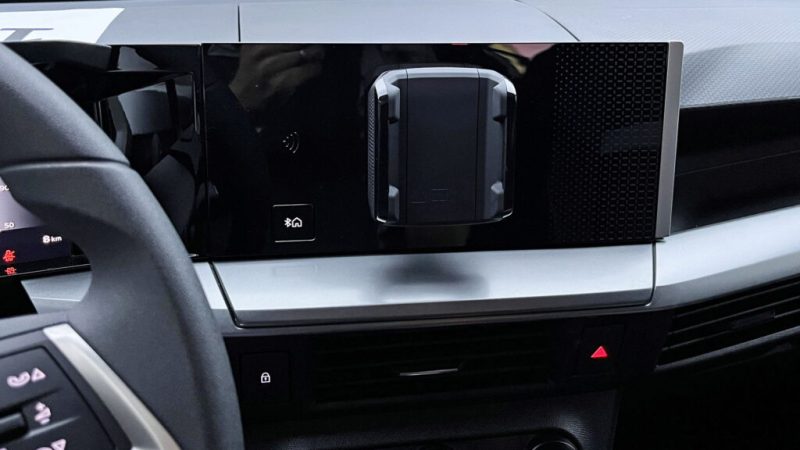 This Stellantis SUV Without An Infotainment Screen Has Everyone Confused