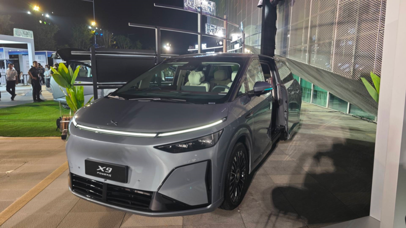Xpeng’s EREV X9 minivan EREV with 5C charging starts pre-sales at 49,000 USD